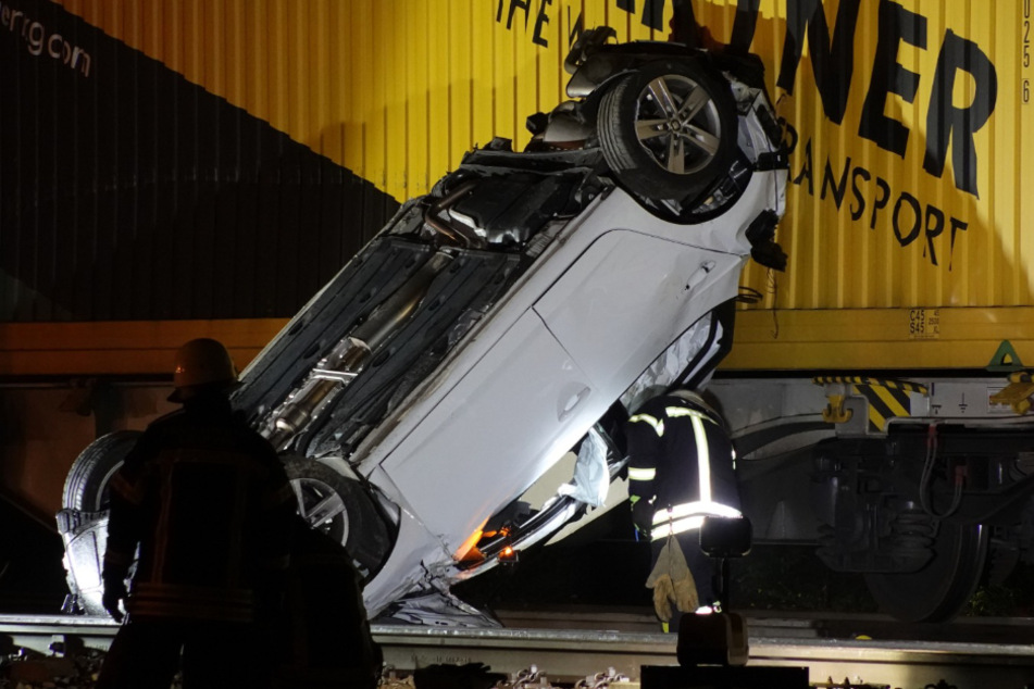 Der Fahrer (21) des Seat konnte sich noch vor dem Zusammenstoß mit dem Güterzug aus seinem Fahrzeug befreien.