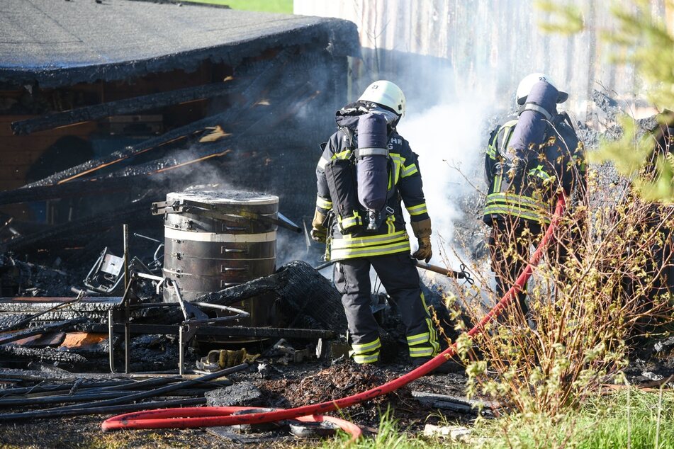 Nach aktuellen Erkenntnissen hat vermutlich ein defekter Rasenmäher den Brand ausgelöst. Durch den schnellen Einsatz der Feuerwehr konnte ein Übergreifen der Flammen auf einen nahestehenden Container verhindert werden.