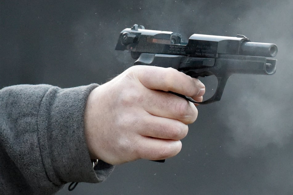 Anwohner hören plötzlich Schüsse: Polizei beschlagnahmt mehrere Waffen