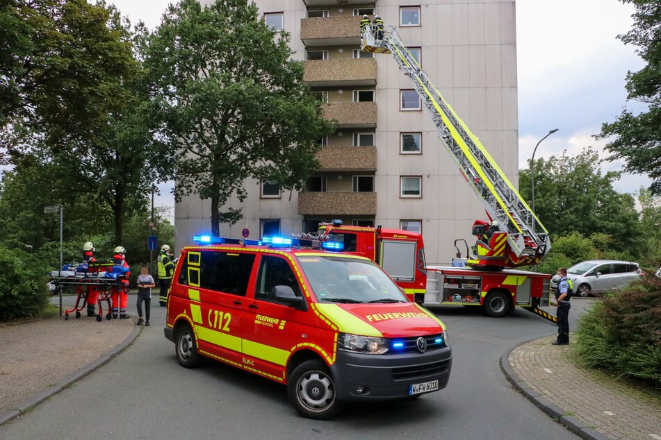 Die Feuerwehr rückte mit Rettungsleitern an, um Bewohner zu evakuieren.