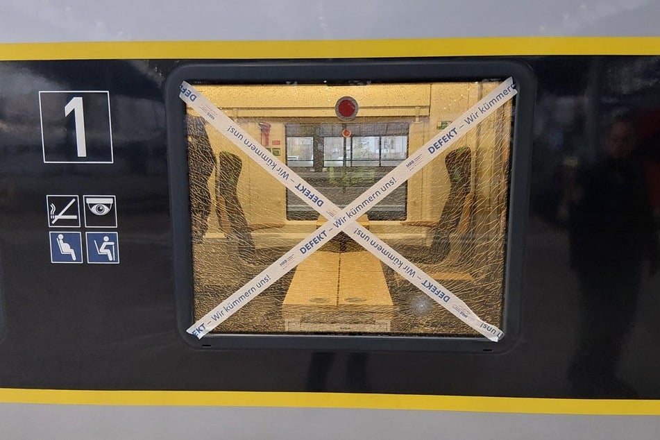 Eine Scheibe des Zuges war komplett gesplittert.