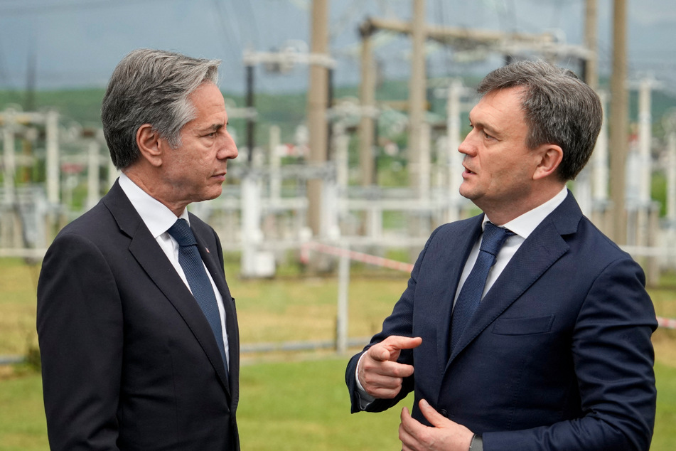 US Secretary of State Antony Blinken (l.) speaks to Moldova's Prime Minister Dorin Recean during a visit to the Moldelectrica Chisinau Substation on Wednesday.