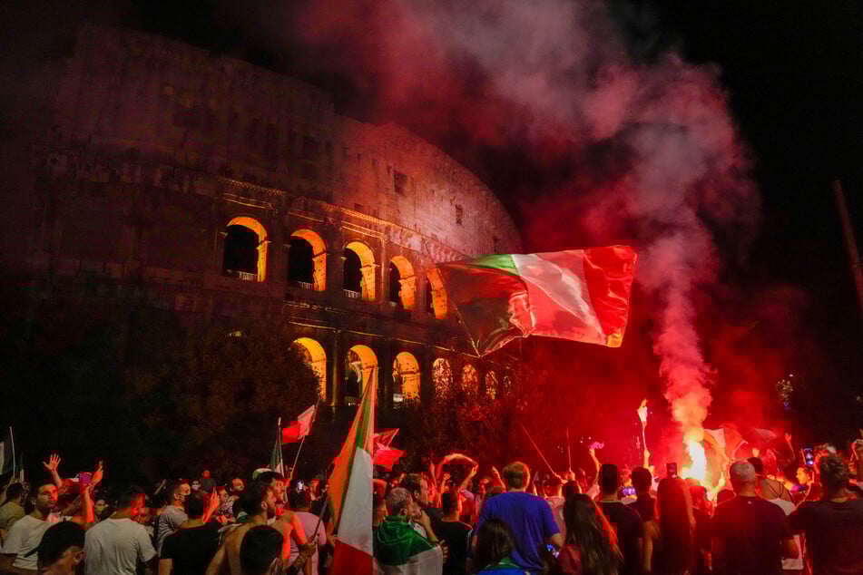 Italiens Fans feiern vor dem antiken Kolosseum in Rom.