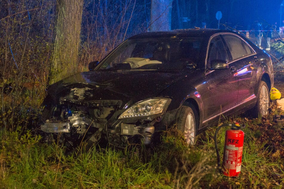 Mercedes-Fahrer nietet Baum um: Zwei Personen verletzt