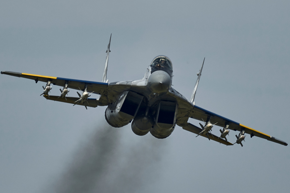 Ein zweistrahliges Kampfflugzeug vom Typ Mig-29 der ukrainischen Luftwaffe fliegt während eines Einsatzes über Kriegsgebiet.