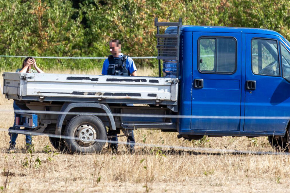 Zwei Polizisten untersuchen einen Pritschenwagen – auf einem Reiterhof bei Obertshausen kam es zu einem verhängnisvollen Unfall.