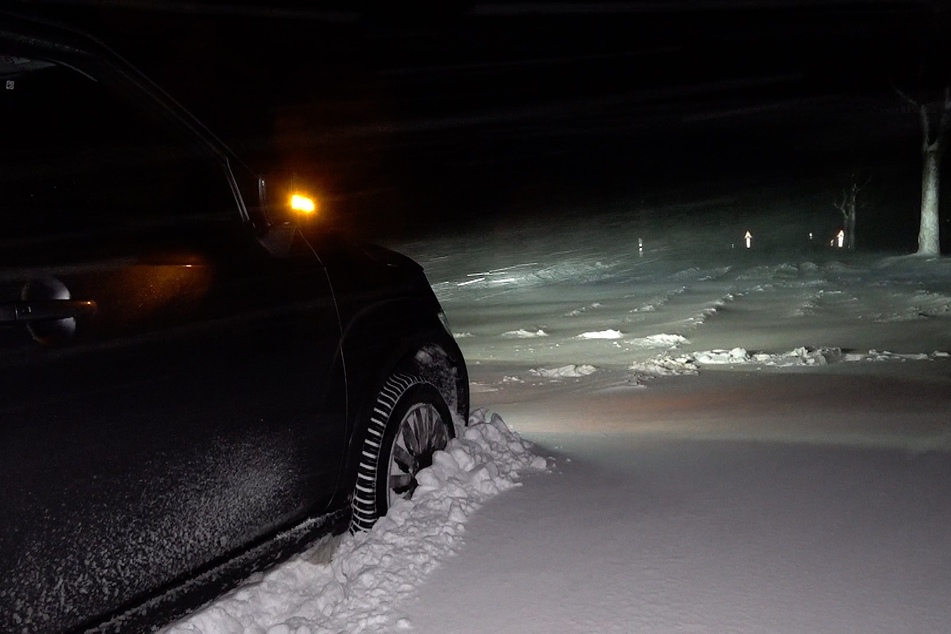 Autos blieben teilweise auf der Straße in den Schneeverwehungen stecken.