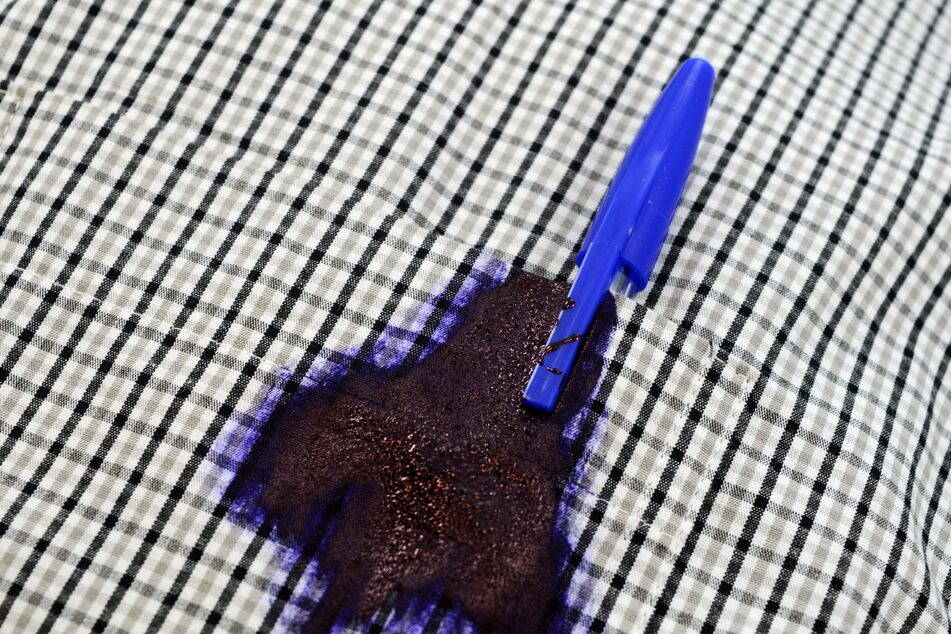 Kugelschreiber aus Kleidung entfernen kann ganz schön knifflig werden.