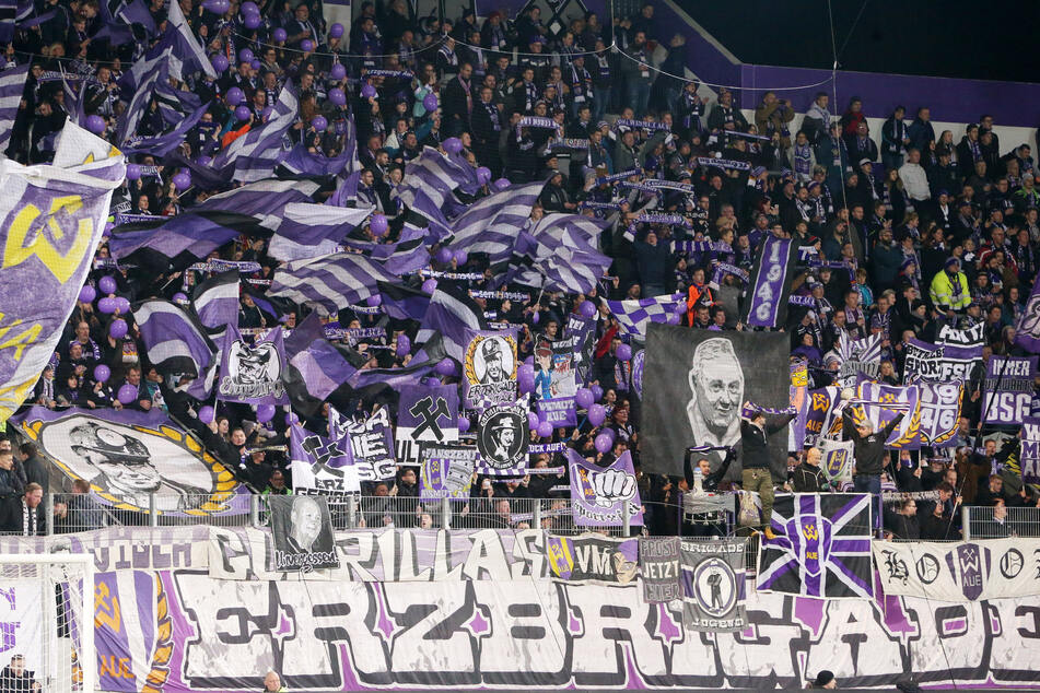 Ins Stadion dürfen die Fans in dieser Saison definitiv nicht mehr, auch vor der Arena sind Ansammlungen verboten. Hoffentlich halten sich die Anhänger der Veilchen daran.