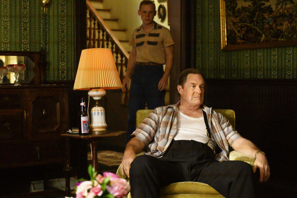 Mac (Stephen Root) hackt seit dem Jugendalter auf Frank (Cole Dolman) herum.
