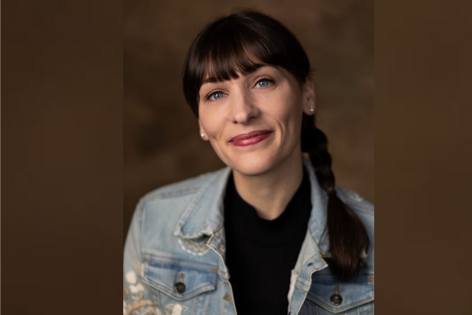 Kristina vom Dorf alias "Sachsen-Muddi", stellt auf der Jubiläumsfeier ihr nagelneues Kabarettprogramm "Sachsen hoch drei". (Archiv)