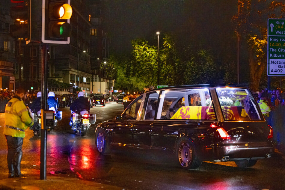 Der Leichenwagen mit dem Sarg von Königin Elizabeth II. fuhr im Regen durch die Menschenmassen am Marble Arch.