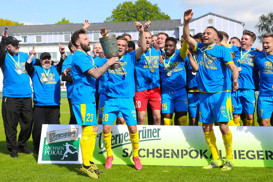 Mit einem 1:0-Sieg nach Verlängerung gegen den Chemnitzer FC schnappte sich der 1. FC Lokomotive in der abgelaufenen Saison den Pott.