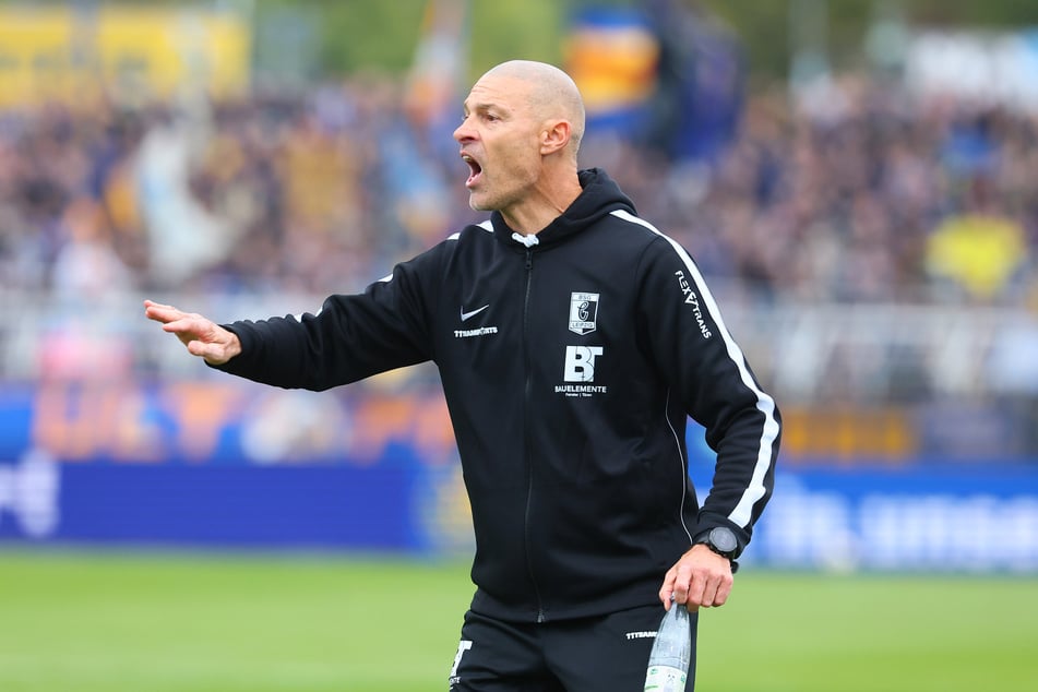 Chemie Leipzigs Trainer Alexander Schmidt (57) war mit ein paar Schiri-Entscheidungen im Derby gegen Lok Leipzig nicht einverstanden.