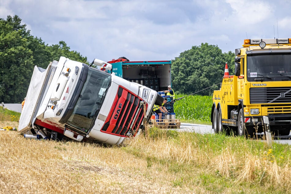 Ein Getränke-Laster landete am Montagmorgen auf einem Feld bei Wilschdorf.