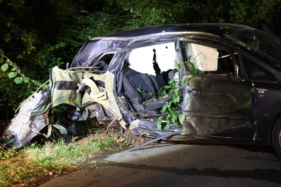 Opel kommt von der Straße ab: Mitfahrer (†18) wird aus dem Auto geschleudert