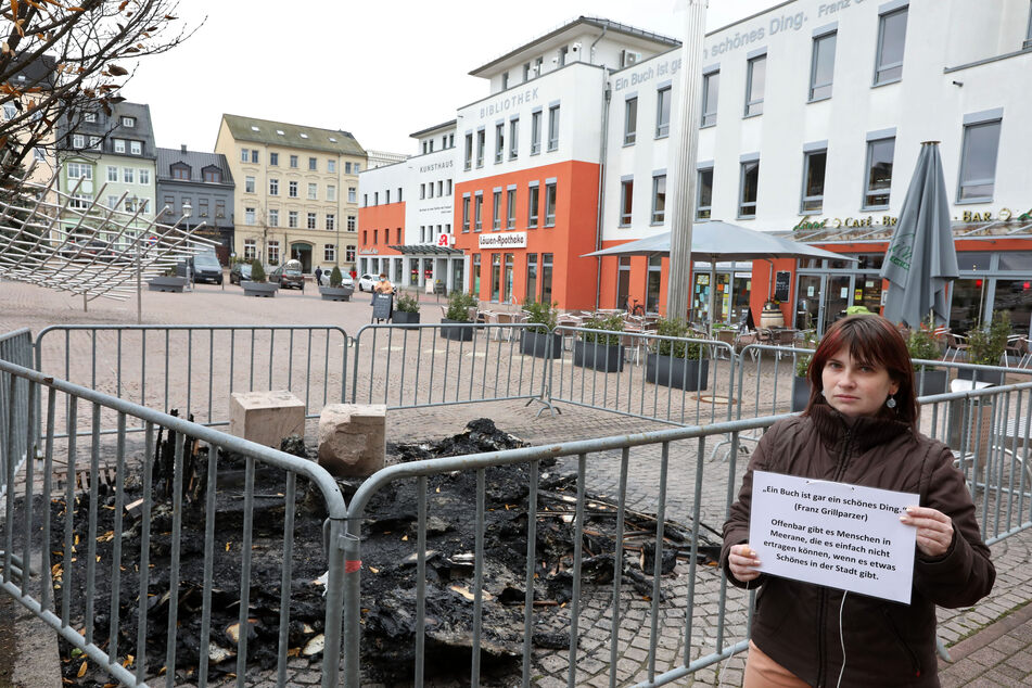 Stadtbibliotheksleiterin Adriana Bellmann vor dem Trümmerhaufen.