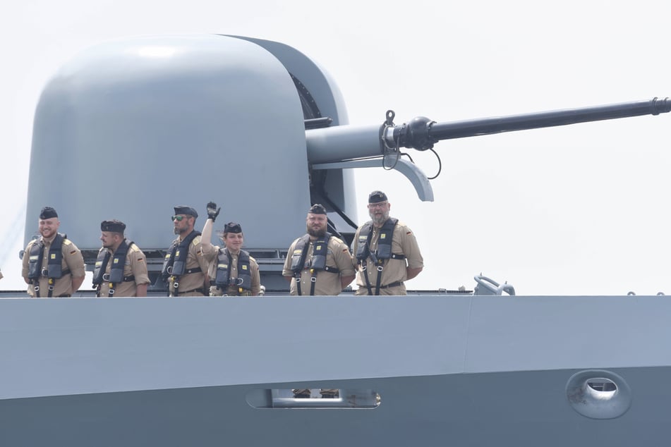 Die Korvette "Ludwigshafen am Rhein" beim Verlassen des Marinestützpunkts.