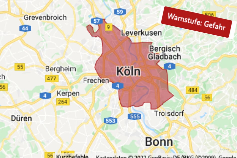 Köln: Warnung in Köln: großräumige Rauchausbreitung wegen brennender Lagerhalle
