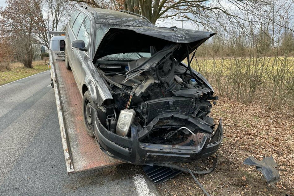 Der Unfallwagen wird abtransportiet.