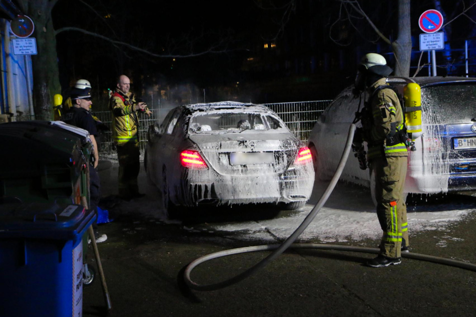 Ein Auto stand in der Nacht in Berlin-Moabit plötzlich in Flammen.