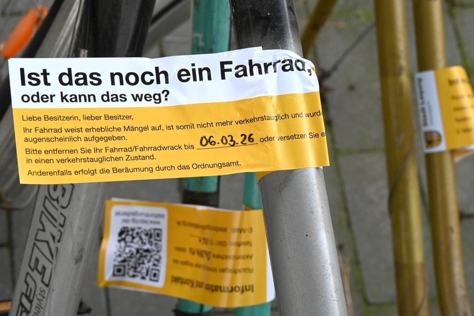 Der Stadtordnungsdienst markiert die Schrottfahrräder mit solchen Banderolen. (Archivfoto)