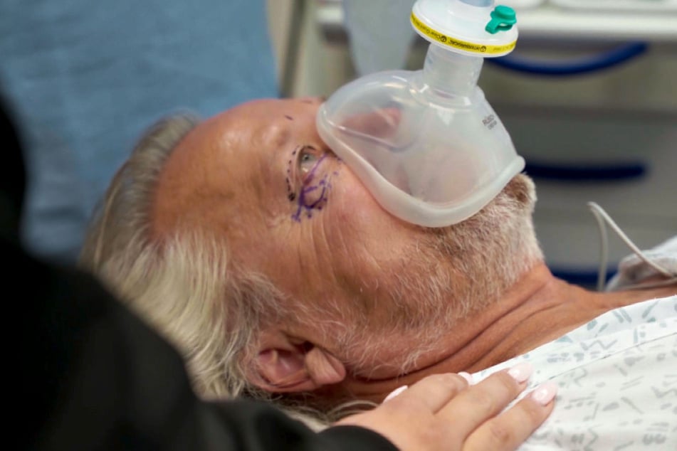 Der 62-Jährige hat sich einem Facelift unterzogen.