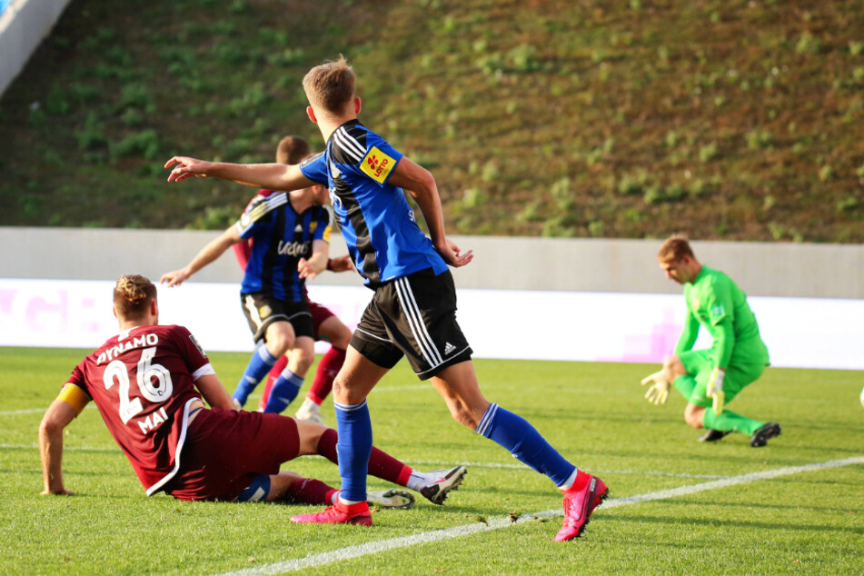 Der Nackenschlag in der Nachspielzeit: Sebastian Jacob (M.) trifft zum 2:1 für Saarbrücken.