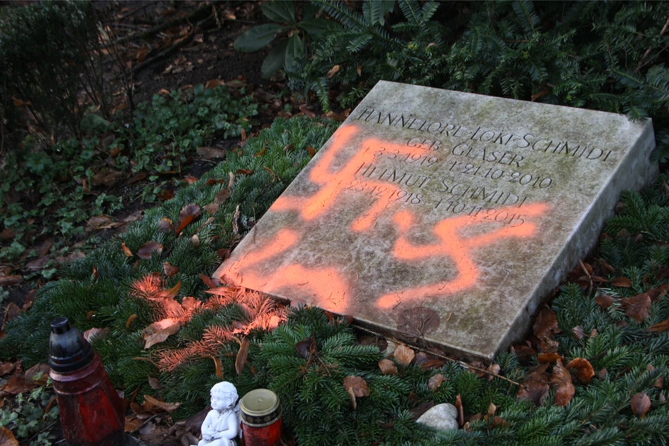 Einen Tag vor dessen 105. Geburtstag wurde das Grab von Altkanzler Helmut Schmidt in Hamburg mit Hakenkreuzen beschmiert.