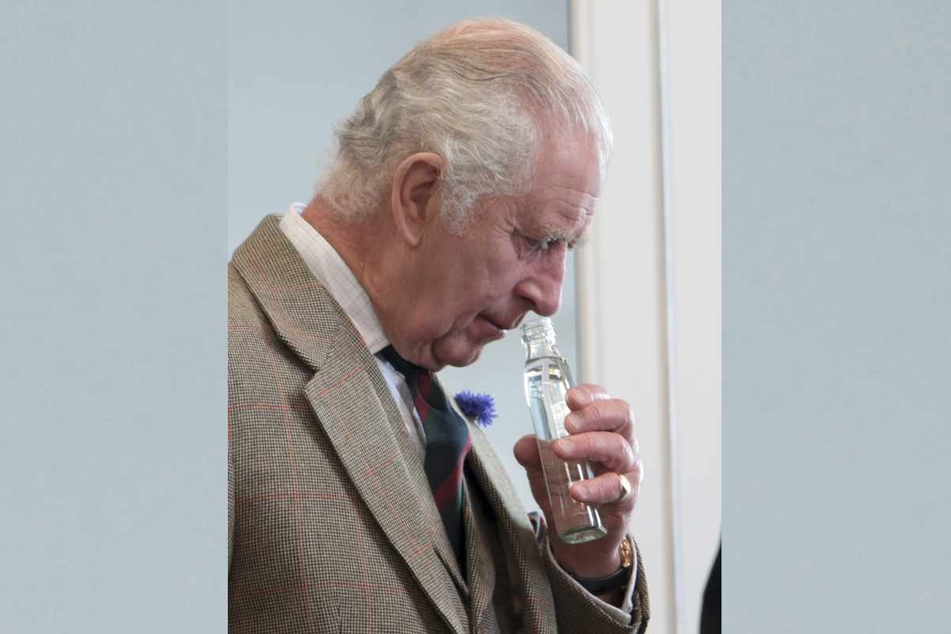 König Charles (74) schnupperte wie ein Kenner an dem ihm angebotenen Whisky.