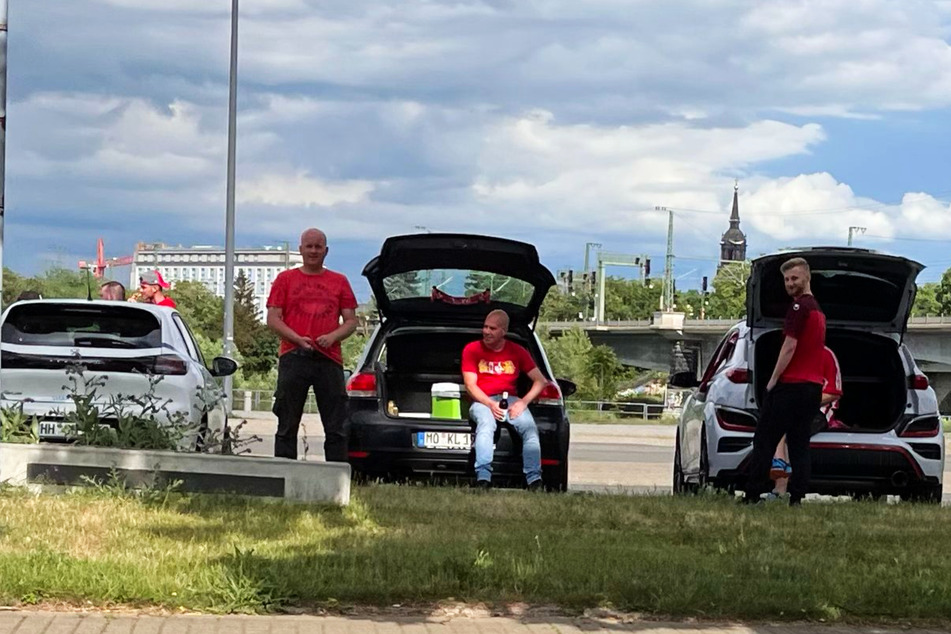 Einige Fans der Roten Teufel sind bereits jetzt auf dem Parkplatz am Ostra-Gelände angekommen.