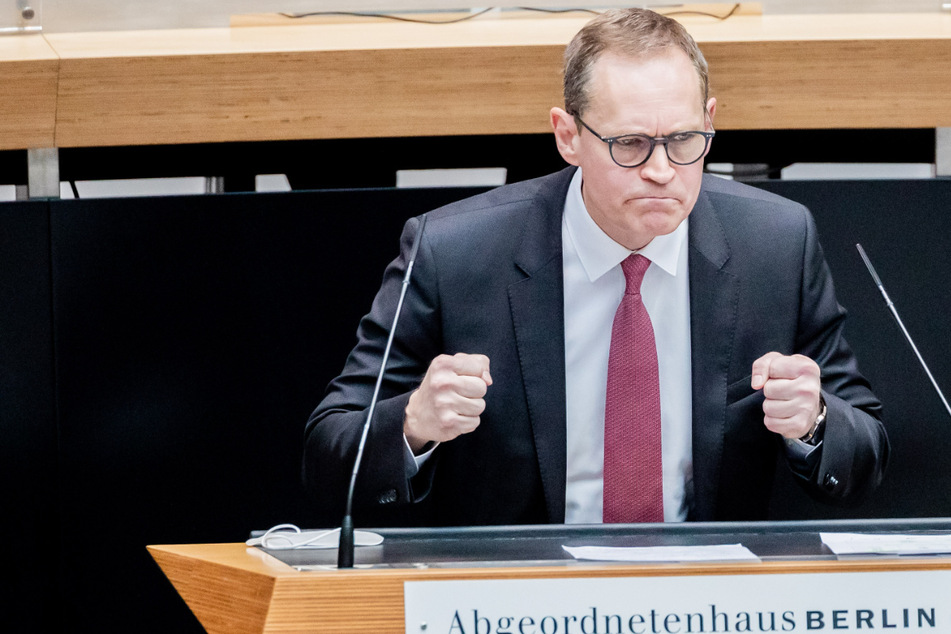 Michael Müller (57, SPD) bespricht bei der 76. Plenarsitzung des Berliner Abgeordnetenhauses das weitere Vorgehen im Kampf gegen die Corona-Pandemie.