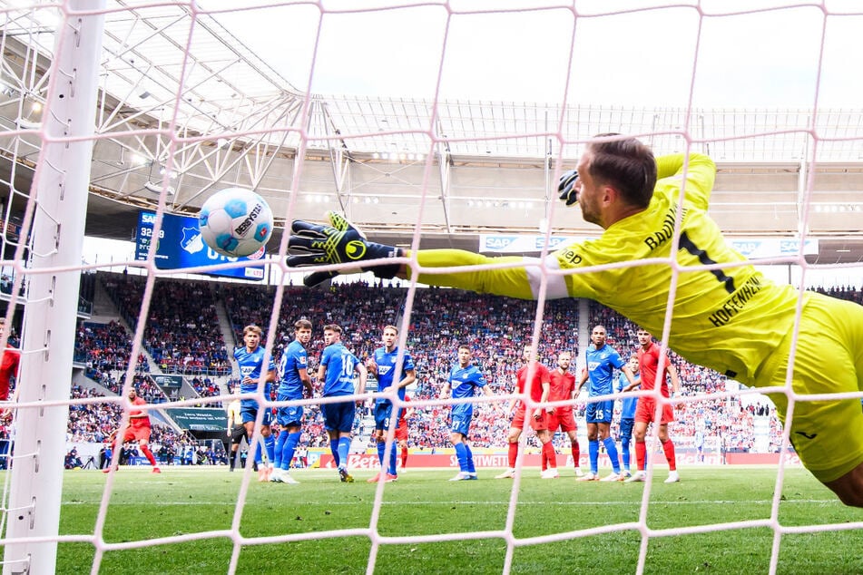 Mit diesem Treffer gegen Hoffenheims Keeper Oliver Baumann durch Michael Olise durfte der FC Bayern zum ersten Mal an diesem Nachmittag jubeln.