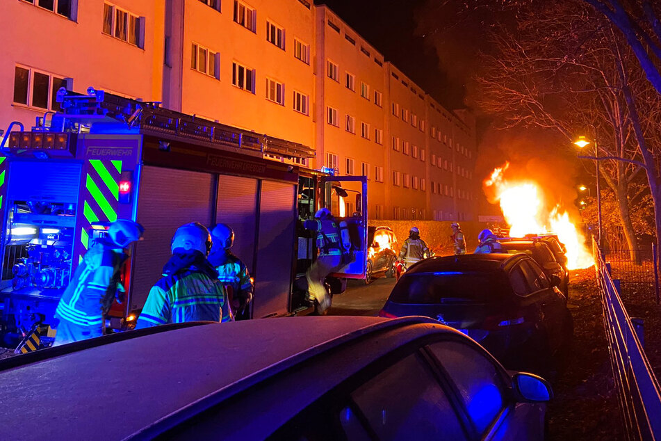 Dresden: Feuerwehreinsatz in Dresden: Auto brennt auf einmal lichterloh!