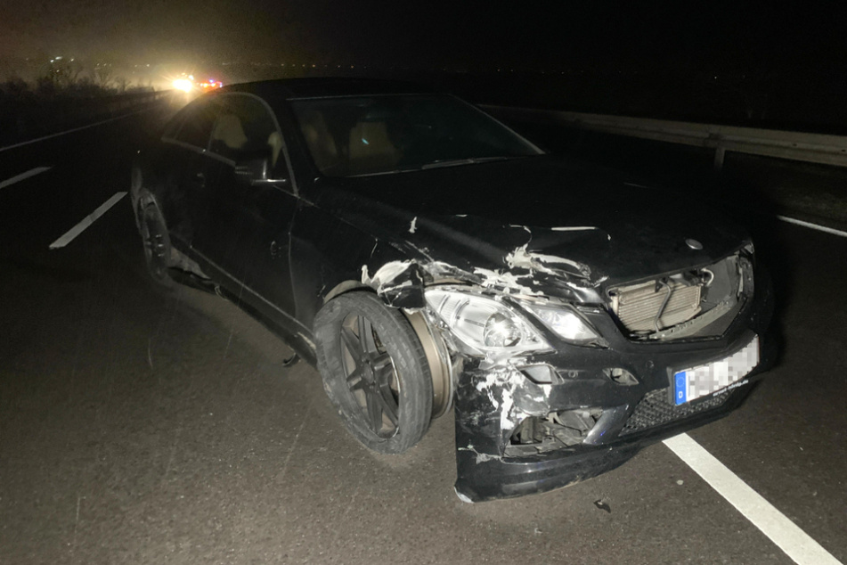Der Mercedes-Fahrer soll auf seiner Flucht drei Polizeiwagen gerammt haben.