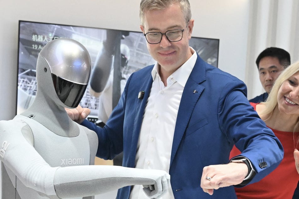 Faust drauf: CDU-Spitzenkandidat Stefan Evers macht Bekanntschaft mit einem Xiaomi Roboter auf der IFA.