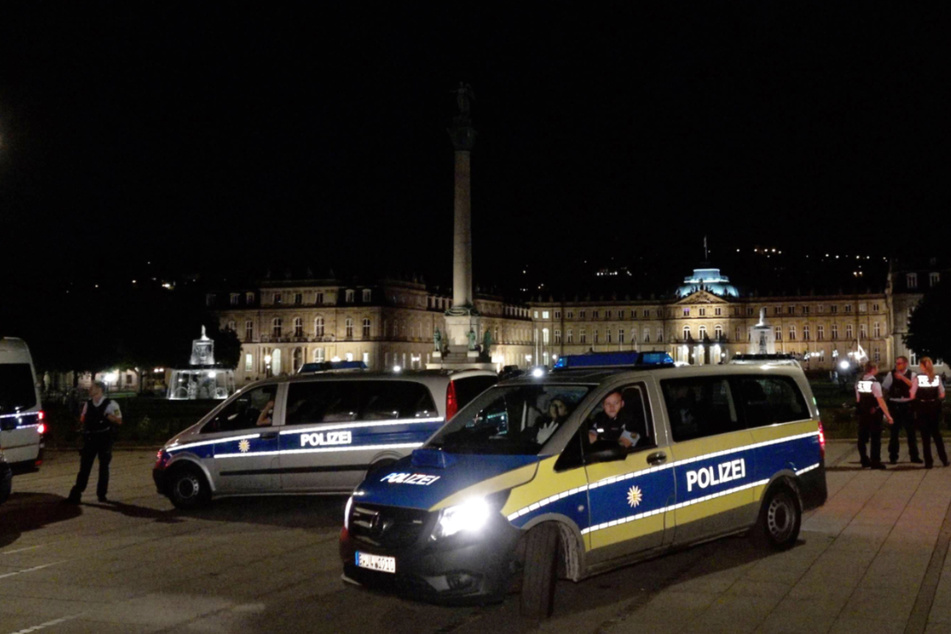 Einsatzkräfte in der Nacht am Schlossplatz.