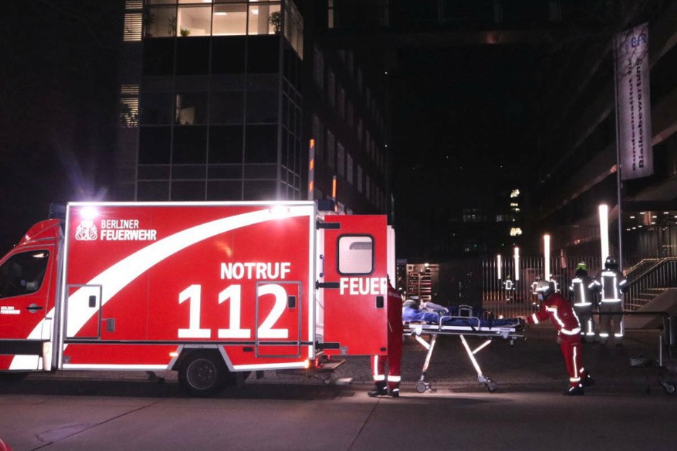 Am Dienstagabend hat ein Brand in einem Chemielabor auf dem Gelände des Bundesinstituts für Risikobewertung einen Großeinsatz der Berliner Feuerwehr in Charlottenburg ausgelöst.