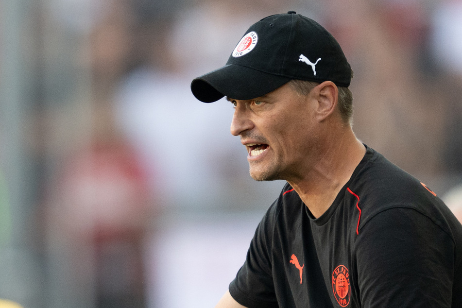 St.-Pauli-Trainer Alexander Blessin (51) kann gegen Union Berlin aus dem Vollen schöpfen.