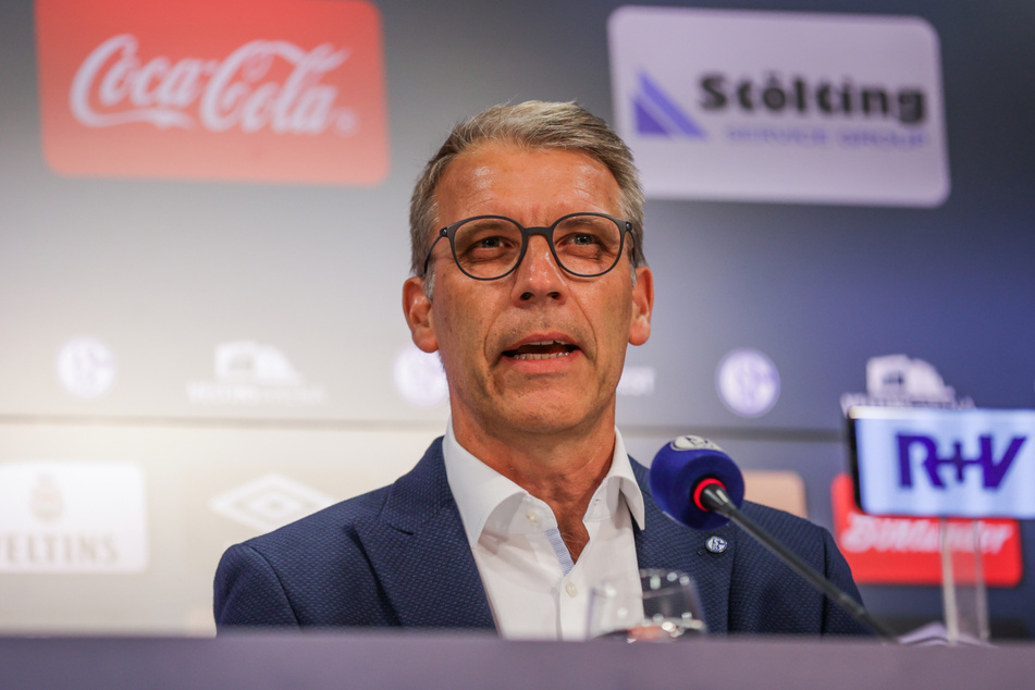 Schalkes Sportvorstand Peter Knäbel (55) fordert von den Schiedsrichtern mehr Selbstständigkeit, statt sich auf die Technik zu verlassen.