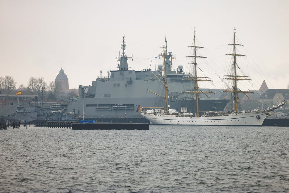 Das spanische Docklandungschiff ESPS "Castilla" liegt hinter der "Gorch Fock" im Kieler Marinehafen.