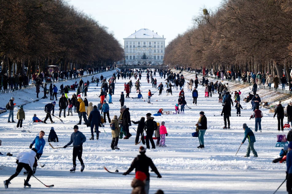 Der Nymphenburger Schlosskanal bietet aufgrund der anhaltenden Kälte perfekte Bedingungen zum Schlittschuhfahren.