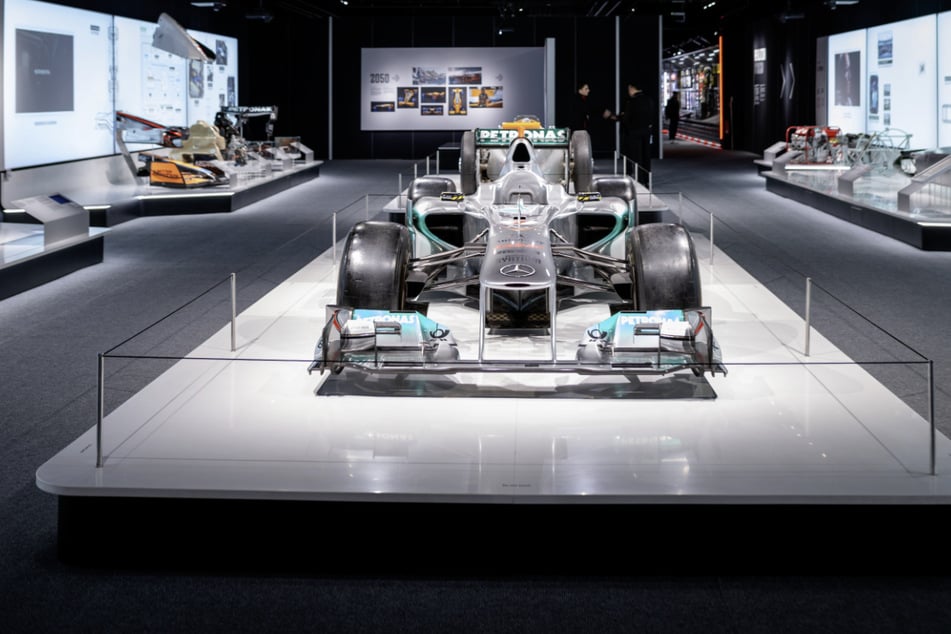 Ein Mercedes "Silberpfeil" steht in der Ausstellung on Oberhausen.