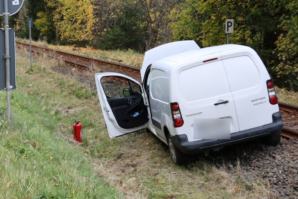 Unfall im Erzgebirge: Peugeot landet im Gleisbett
