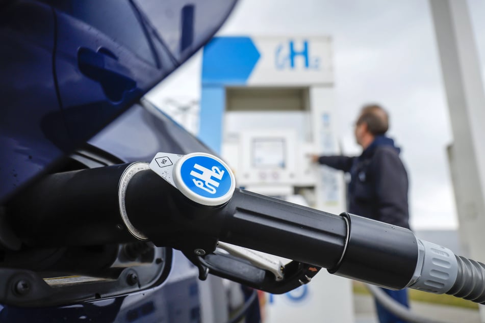 Wasserstoff tanken funktioniert ganz einfach - doch Wasserstofftankstellen sind noch rar.