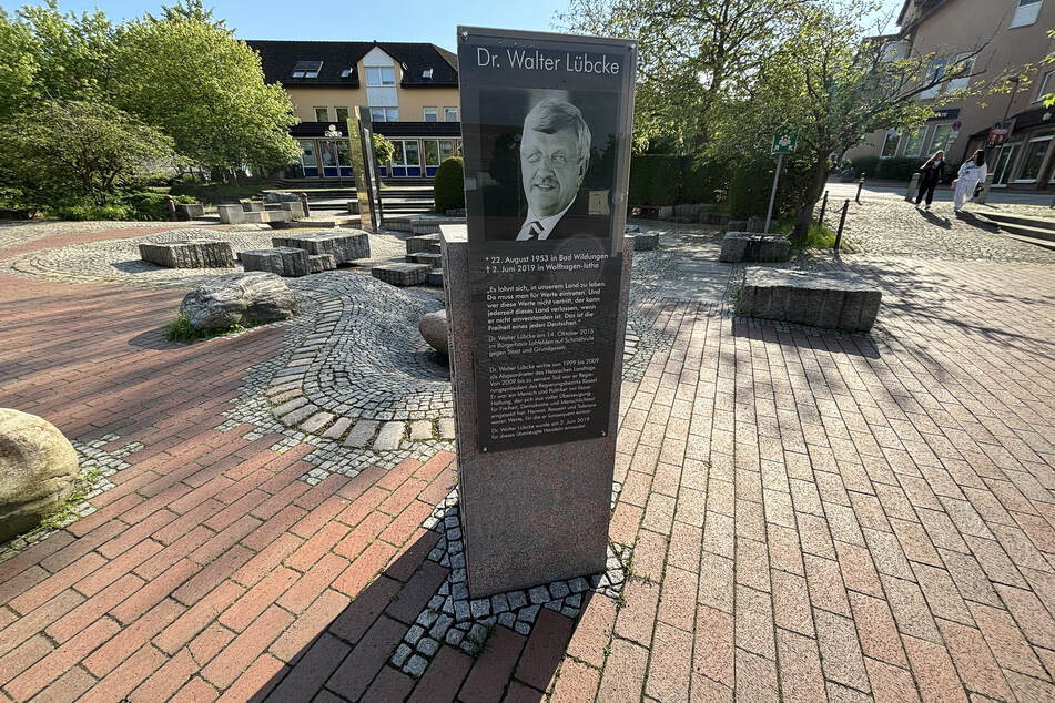 Blick auf den Gedenkstein für den ermordeten CDU-Politiker Walter Lübcke auf dem Dr.-Walter-Lübcke-Platz. Der Politiker wurde in der Nacht auf den 2. Juni 2019 von einem Rechtsextremisten erschossen.