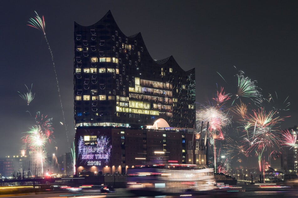 Feuerwerkskörper explodieren am Neujahrstag an der Elbphilharmonie. (Archivbild)