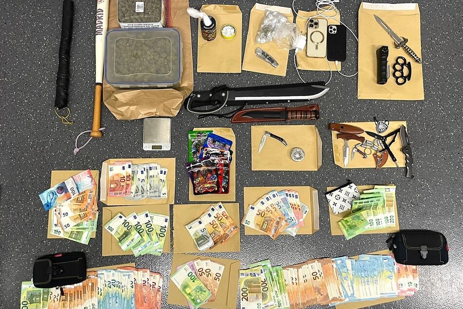 Der 31-Jährige führte die Polizei zu einem Dealer in Köln-Neubrück, bei dem die Beamten jede Menge Waffen, Drogen und Geld sicherstellten.