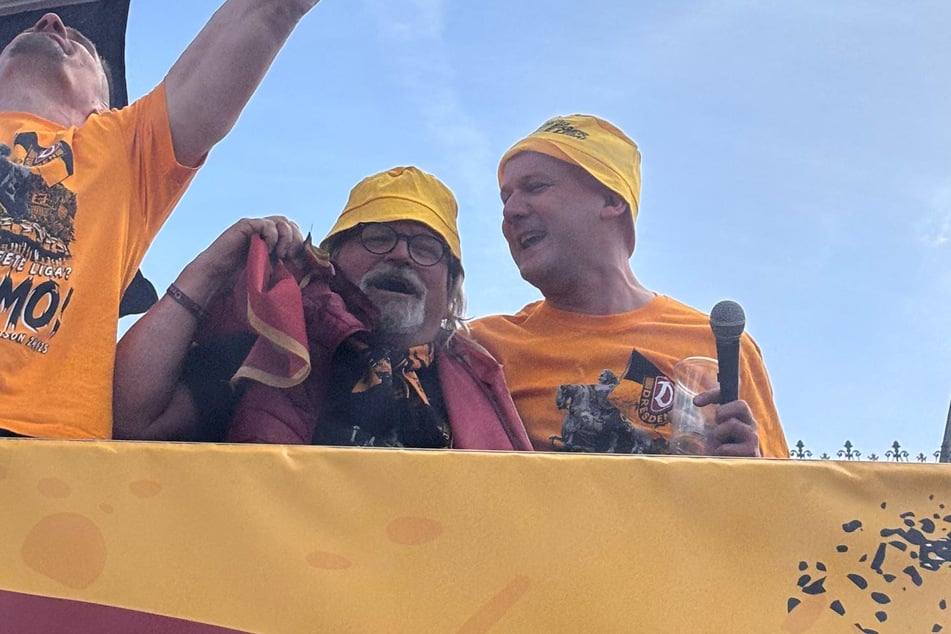 Heiko Scholz (M.) ist beeindruckt von der Party und den Fans.