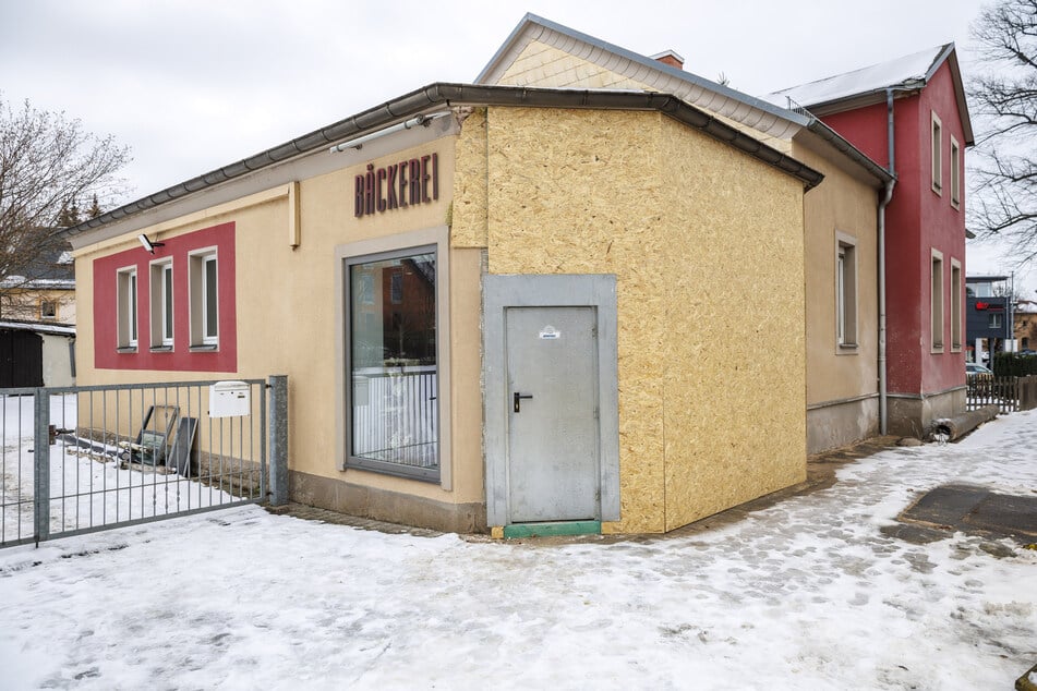 Provisorisch verschlossen: Holzspanplatten und eine Übergangstür schützen den Innenraum der Bäckerei.